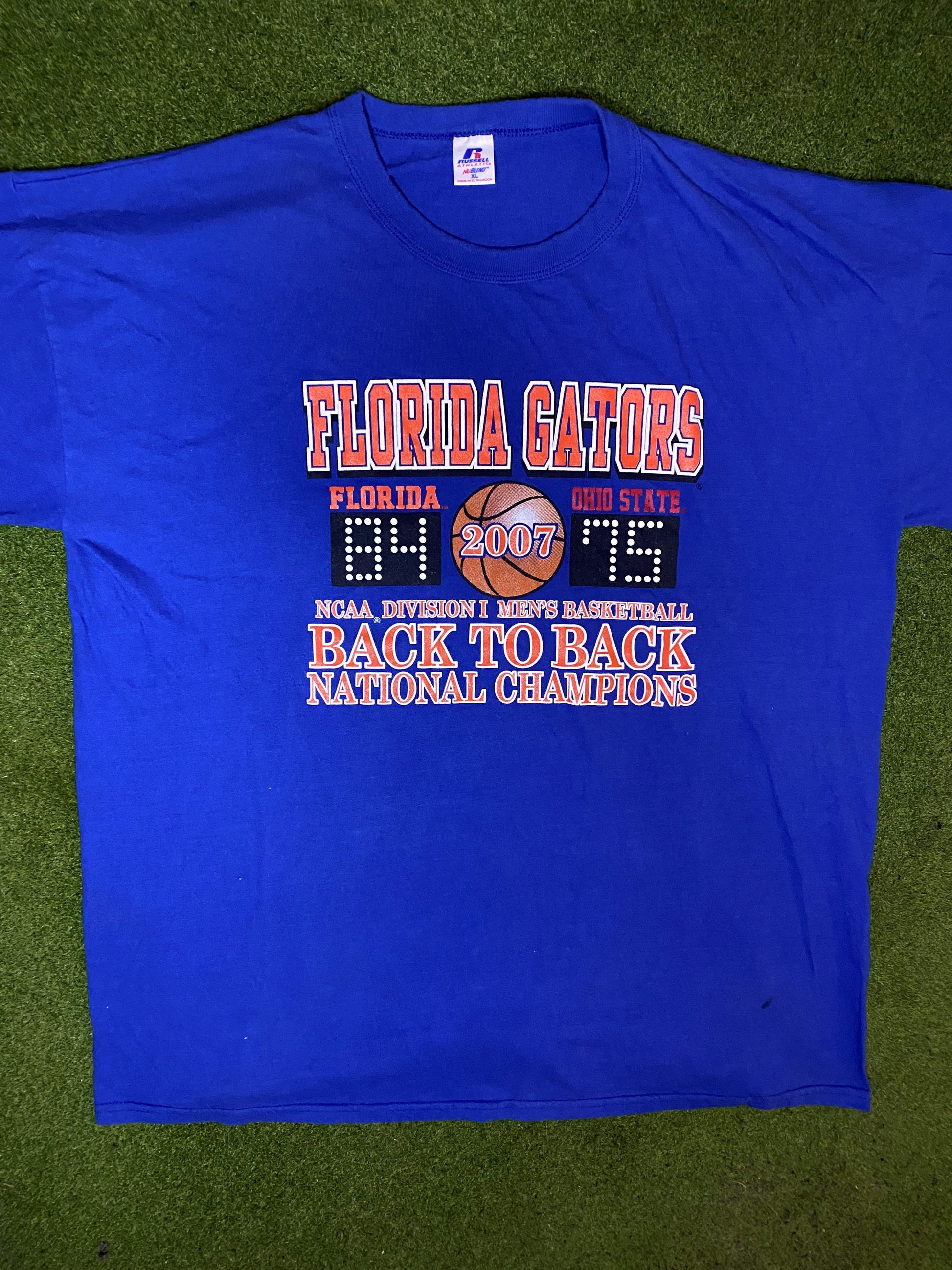 2007 Florida Gators - Back to Back National Champions - Vintage College Basketball T-Shirt (XL) 