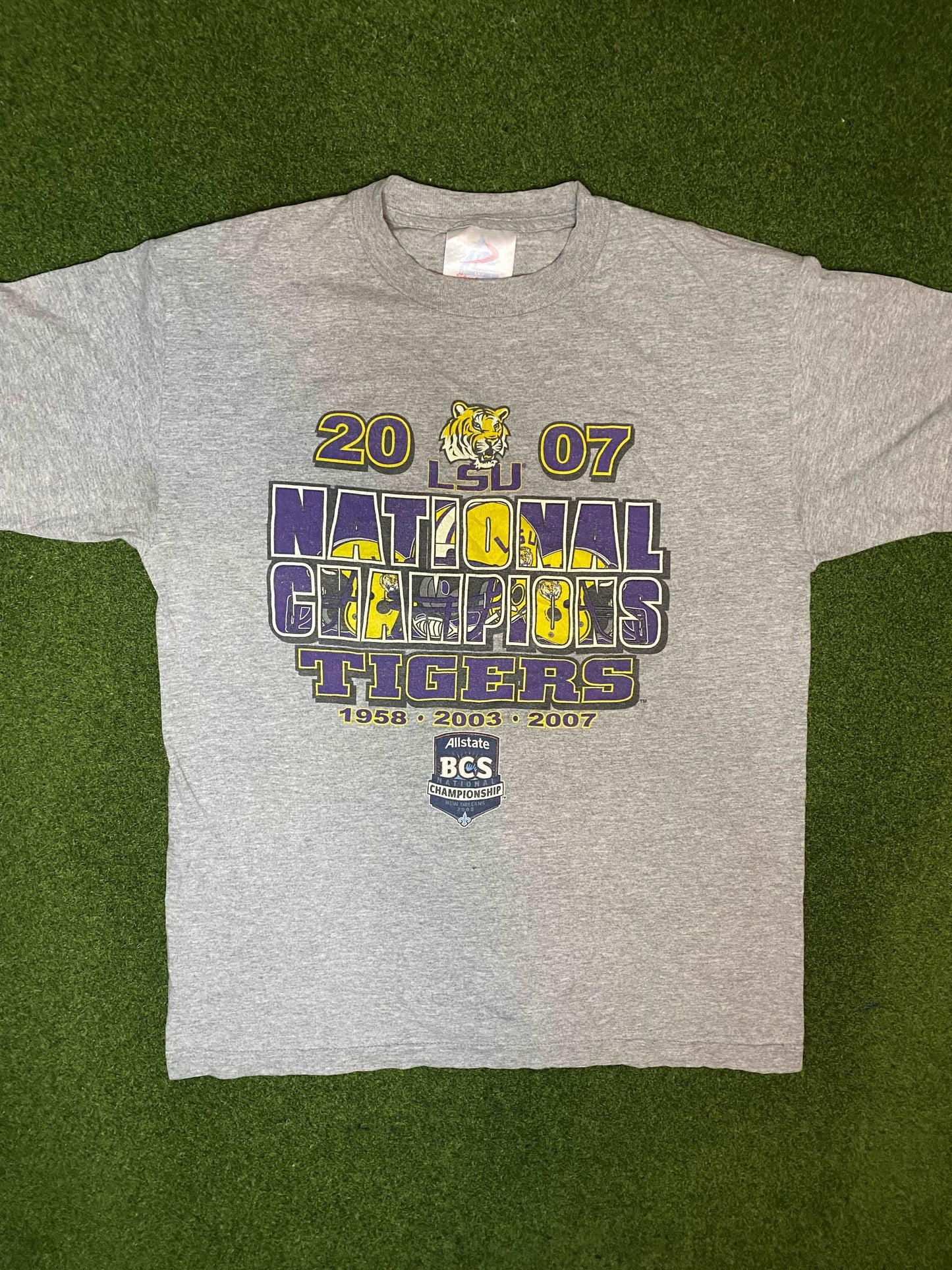 2007 LSU Tigers - National Champions - Vintage College Football Tee Shirt (Medium)