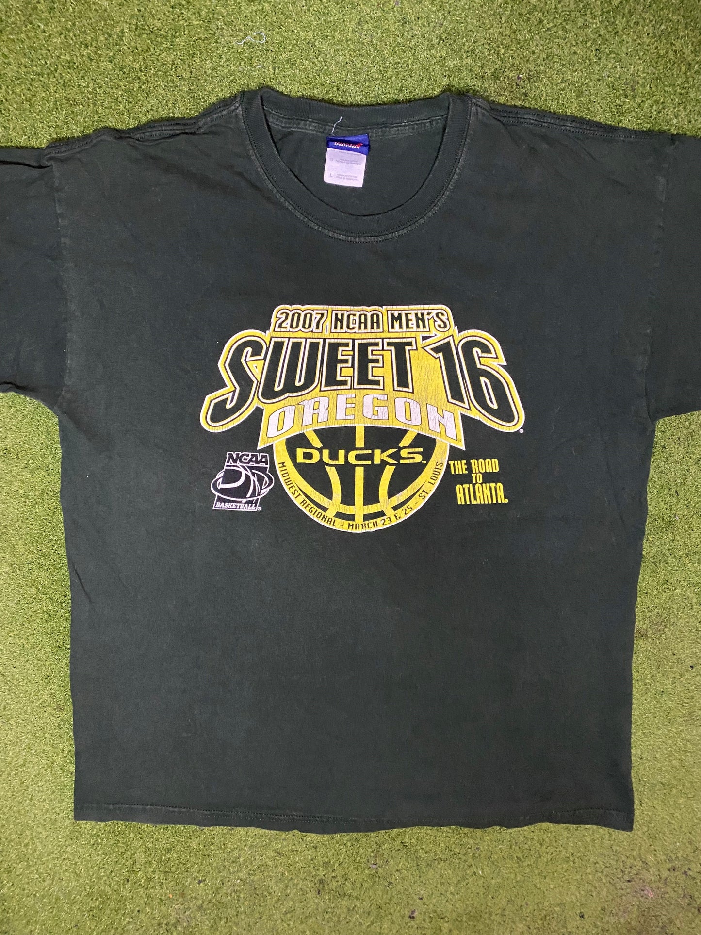 2007 Oregon Ducks - Sweet 16 - Vintage College Basketball T-Shirt (Large)