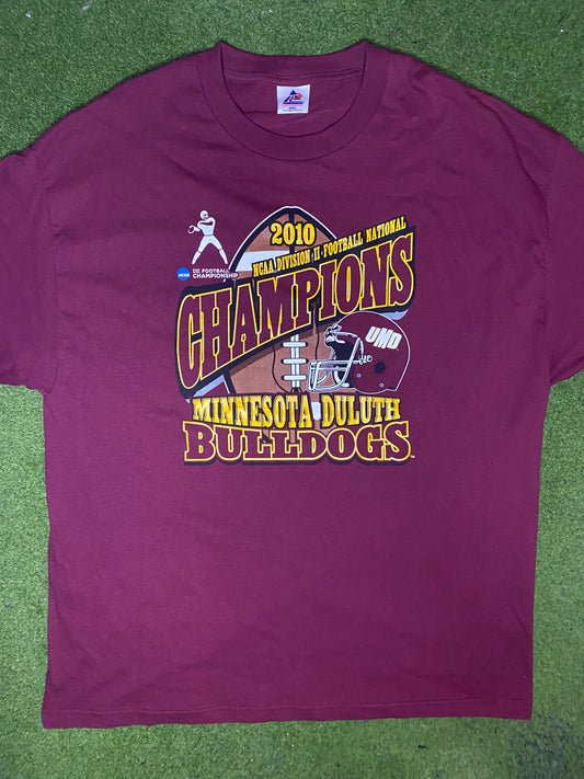 2010 Minnesota Duluth Bulldogs - Div 2 National Champions - Vintage College T Shirt (2XL) - Gametime Vintage
