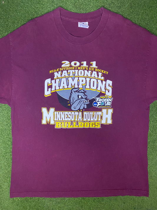 2011 Minnesota Duluth Bulldogs - Frozen Four National Champions - Vintage College T Shirt (XL) - Gametime Vintage