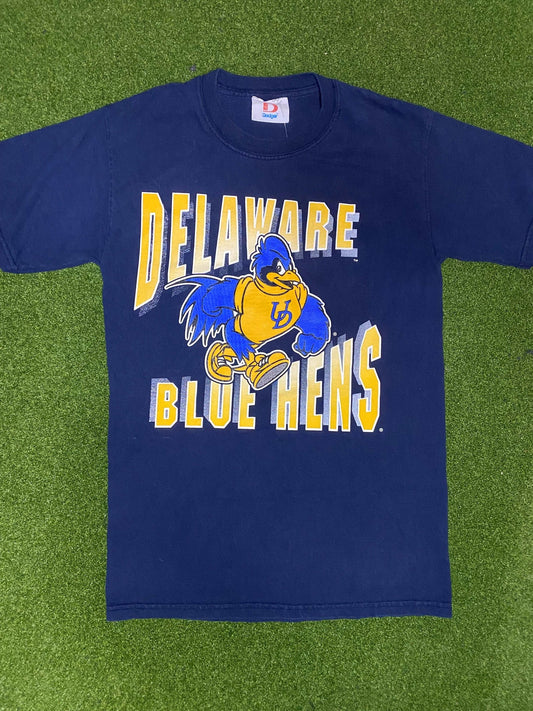 90s Delaware Blue Hens - Big Logo - Vintage College Tee Shirt (Medium) Gametime Vintage