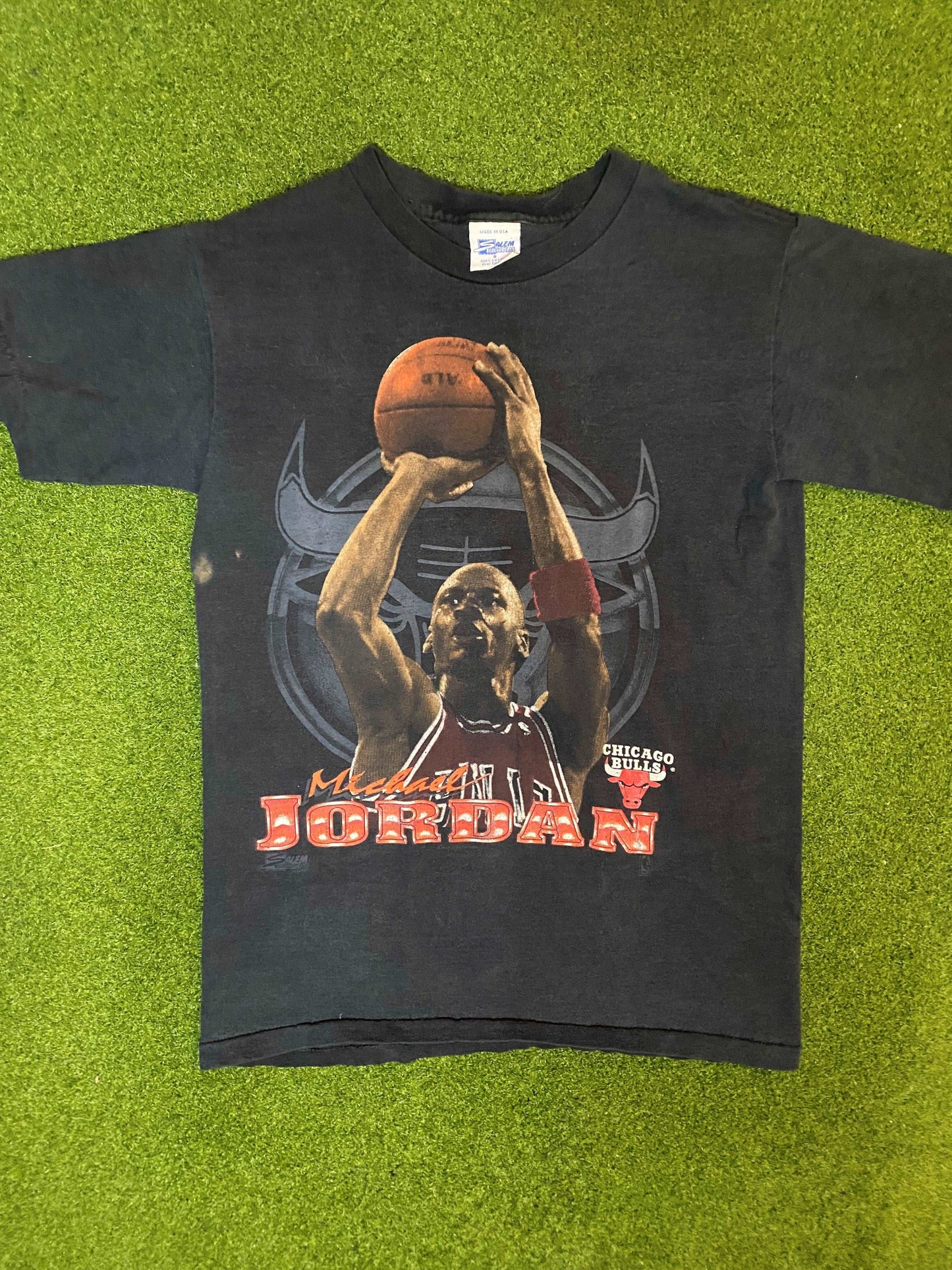 90s Chicago Bulls - Michael Jordan - Vintage NBA Player Tee Shirt (Small)