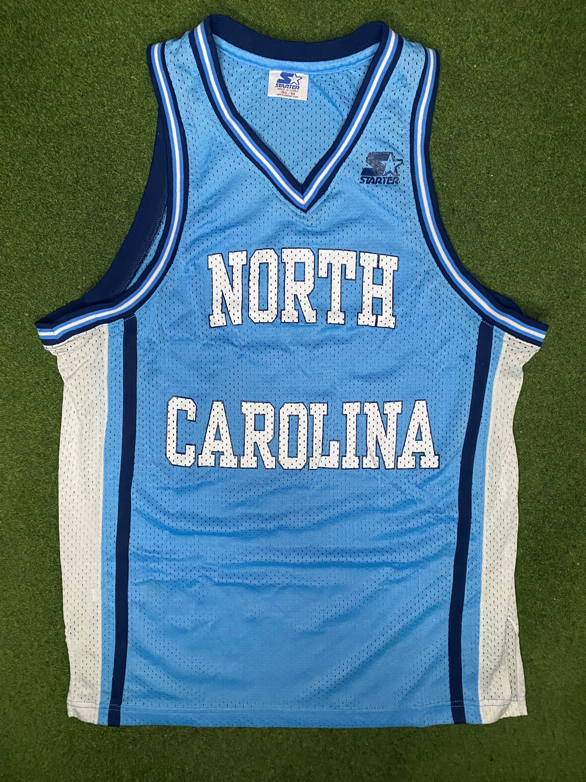 Tar Heels de Carolina del Norte de los 90 - Camiseta de baloncesto de entrenamiento universitaria vintage (Talla M)