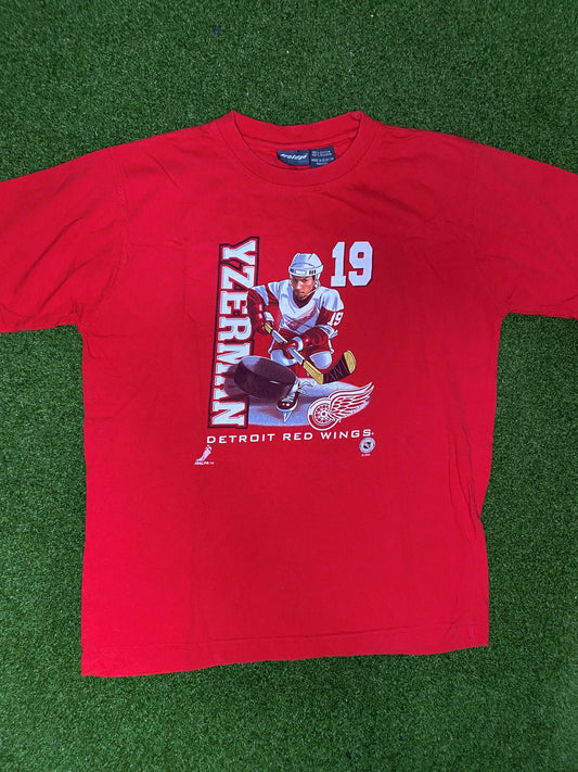 90s Detroit Red Wings - Steve Yzerman - Vintage NHL Player Tee Shirt (Youth Large)