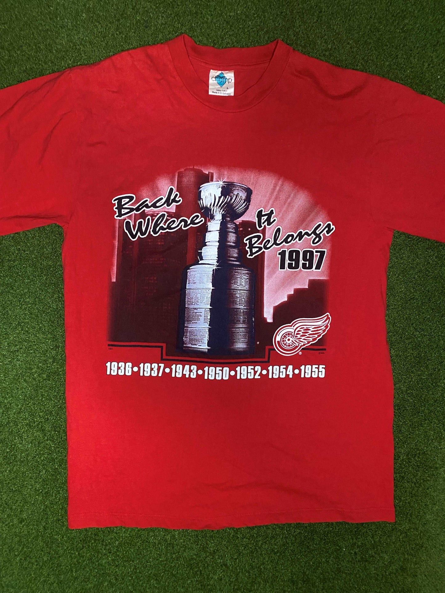 1997 Detroit Red Wings - Stanley Cup Champions - Vintage NHL Tee Shirt (Large)